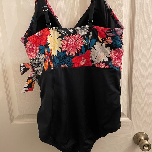 Time & Tru One Piece Swimsuit Floral Pattern Padded Bra Adj Straps Size 1X - Picture 4 of 6
